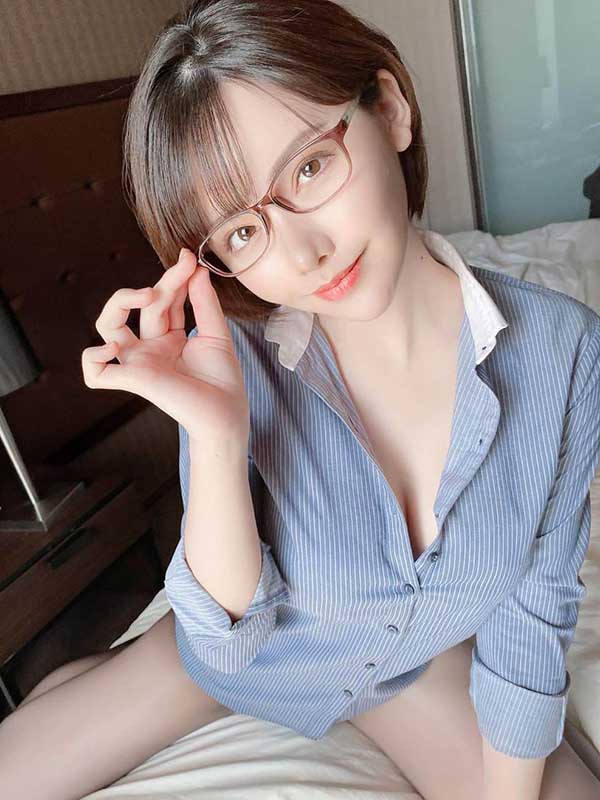 Eimi Fukada - star du porno japonais posant avec des lunettes