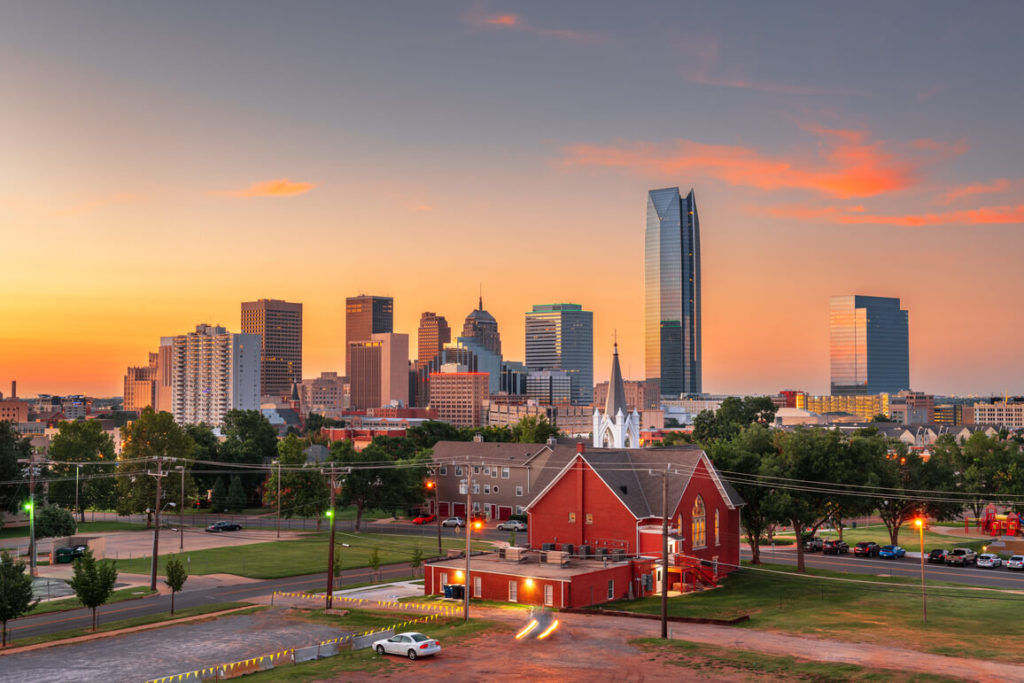 vue d'Oklahoma City avec des bâtiments et une maison rouge en arrière-plan
