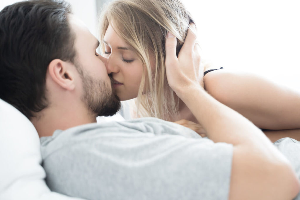 un jeune couple de las vegas s'embrasse furieusement au lit après une rencontre fortuite