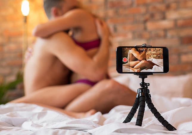 Un homme prend une photo d'utilisateur avec sa star du porno préférée