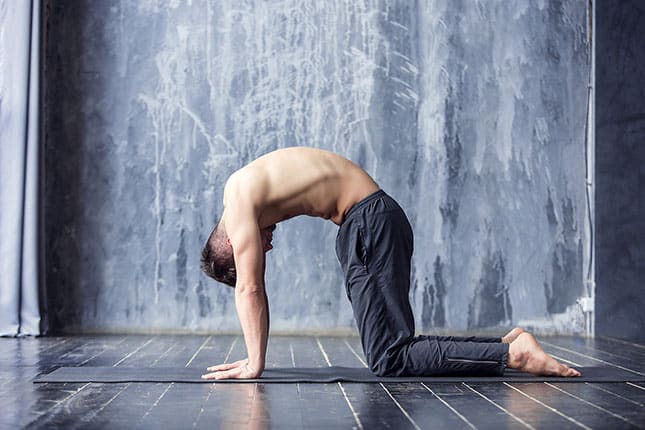 Un homme fait des exercices de yoga pour pouvoir se sucer lui-même