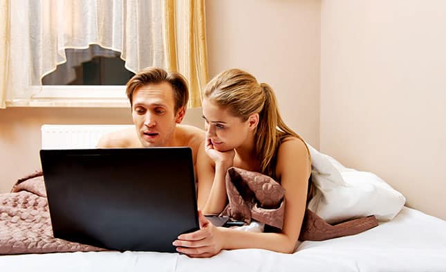 Un homme veut regarder du porno avec sa petite amie