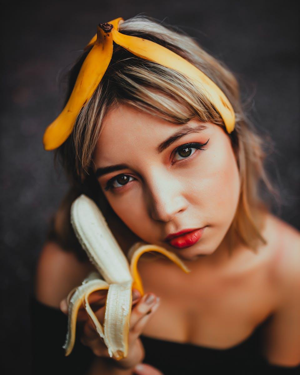 Gros plan d'une femme tenant une banane