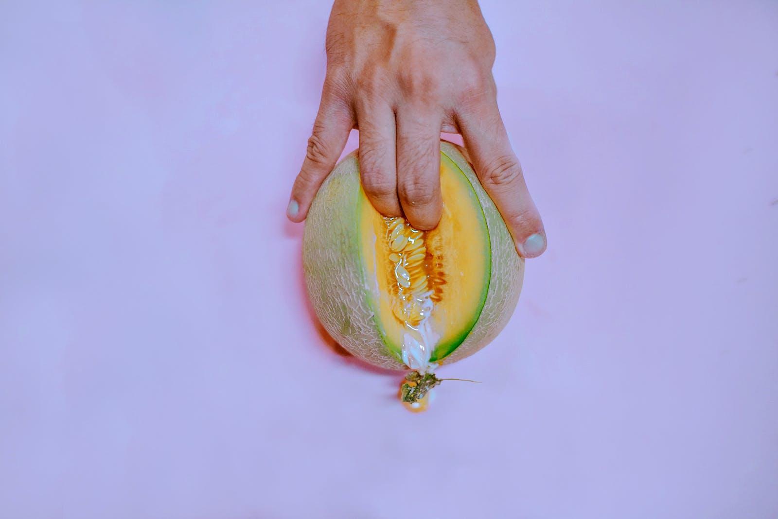 Les doigts sur un melon