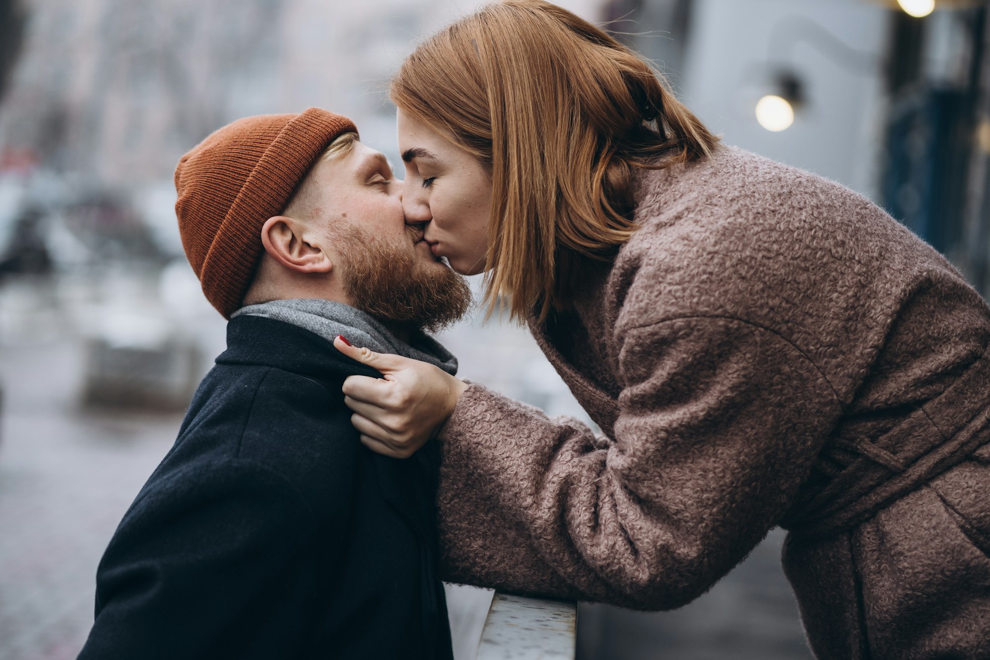 Couple d'adultes amoureux s'embrassant dans la rue