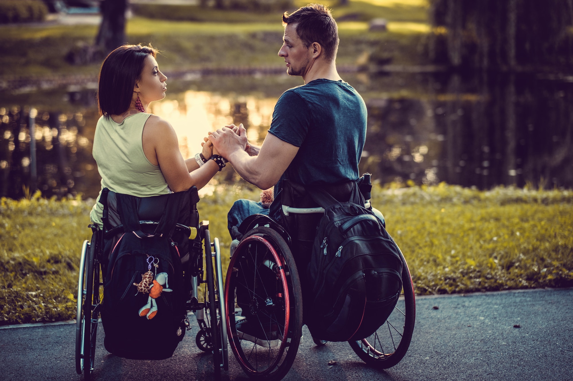 Un jeune couple handicapé se repose dans un parc.