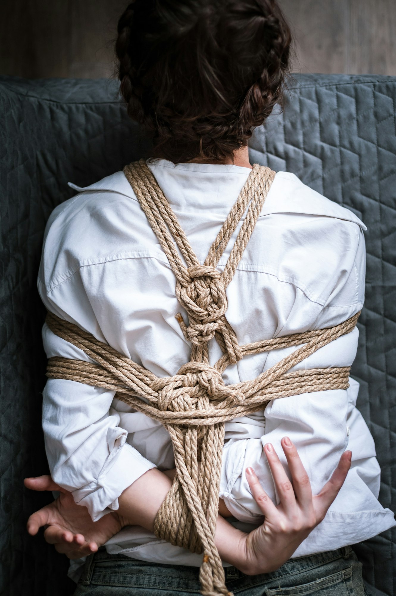 Une femme attachée avec une corde selon la technique japonaise du shibari.