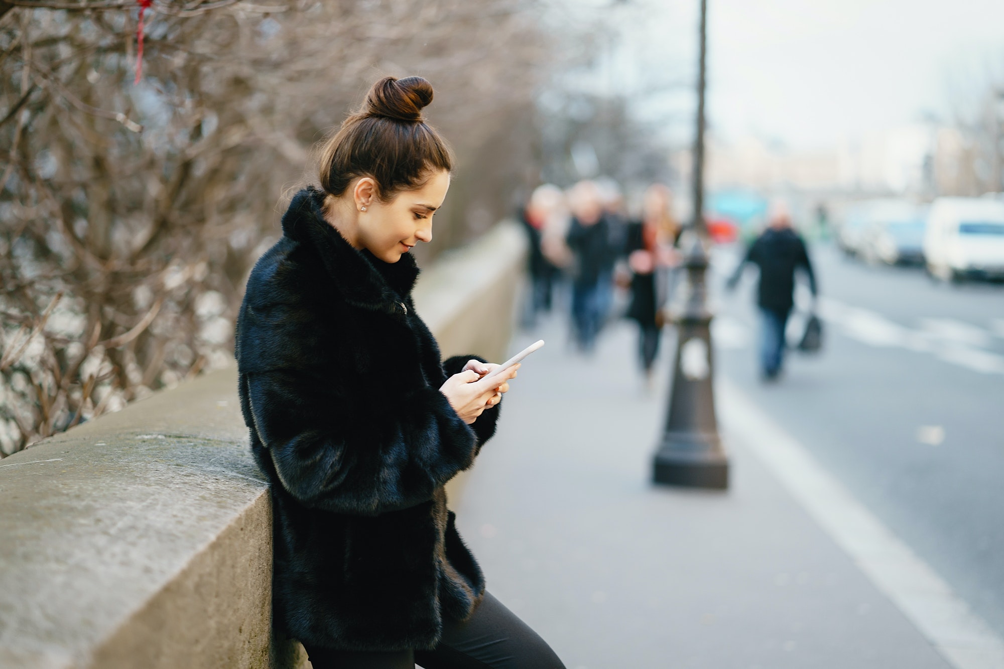 femme utilisant son téléphone portable lors d'une promenade à Paris