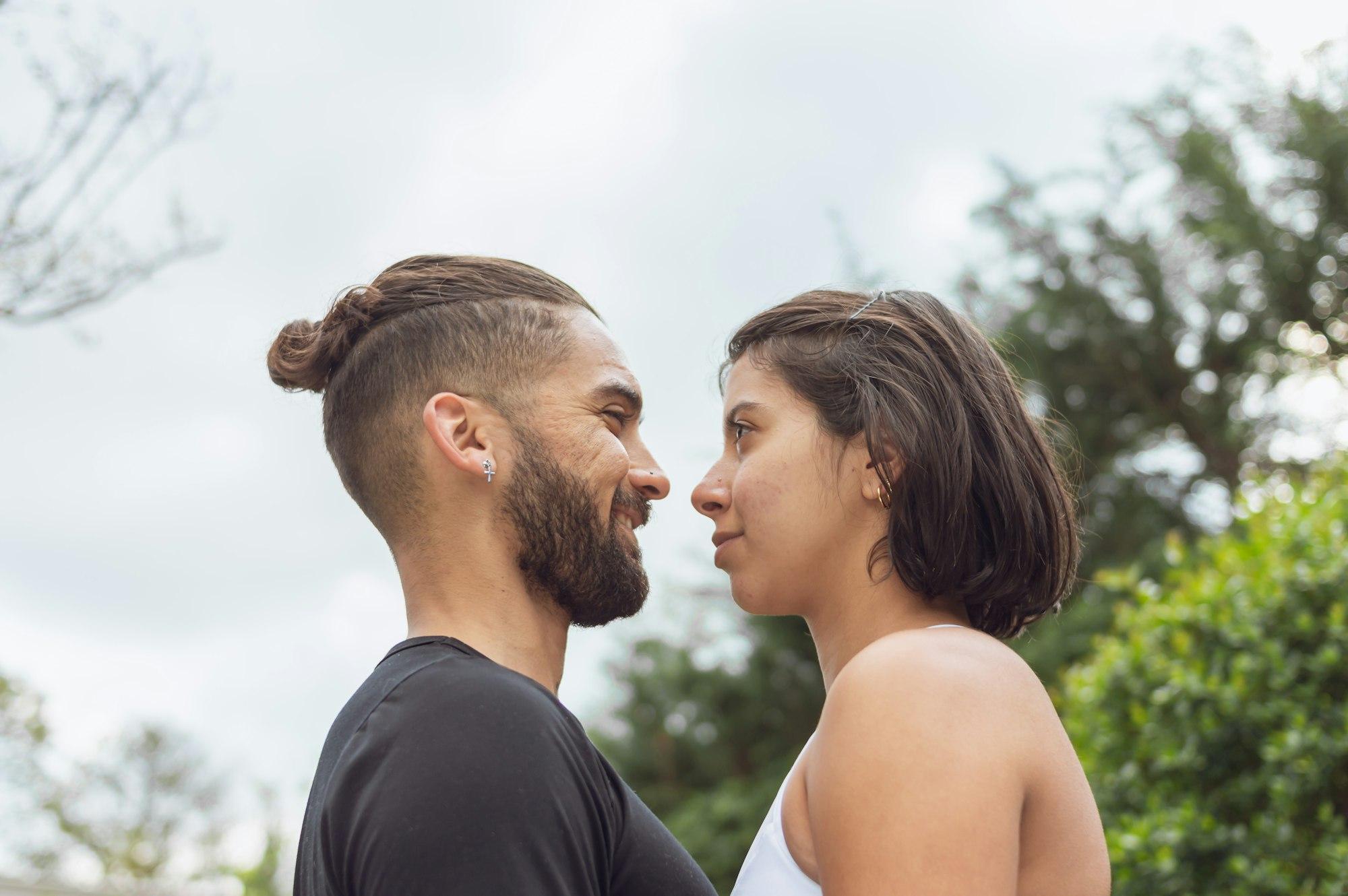 Couple d'amoureux face à face en plein air