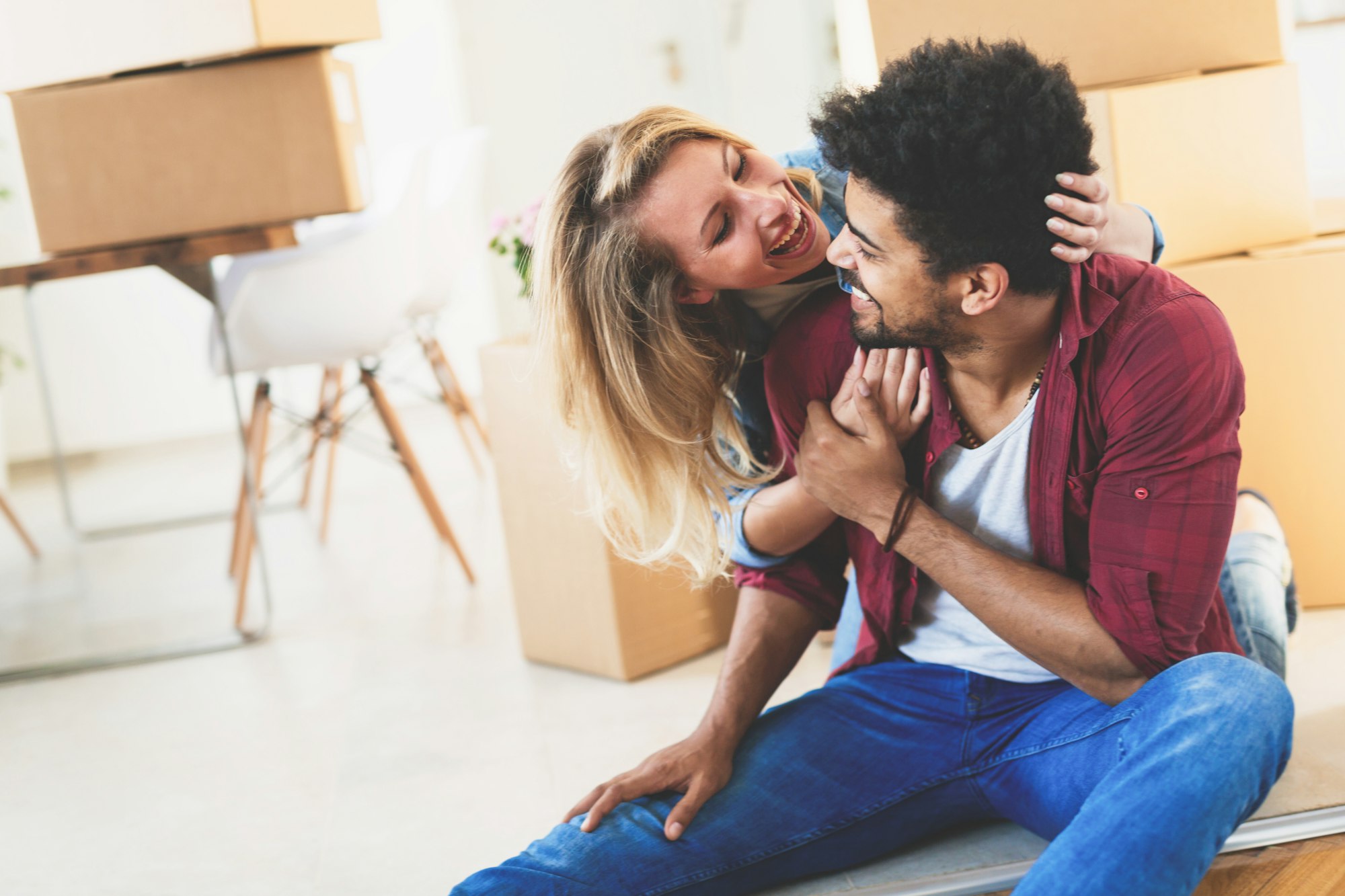 Un beau couple heureux dans sa nouvelle maison