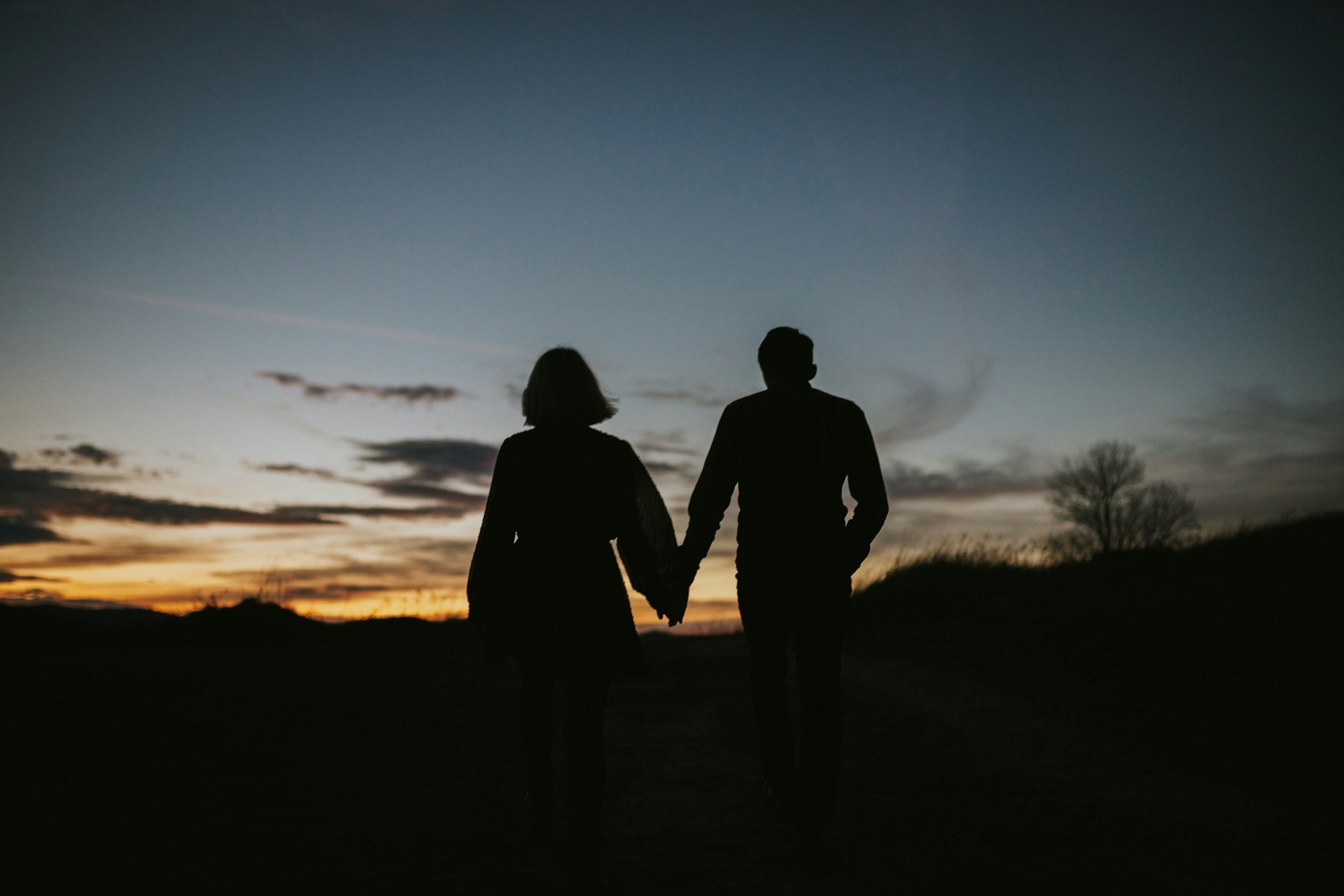 Couple se tenant la main dans la nuit