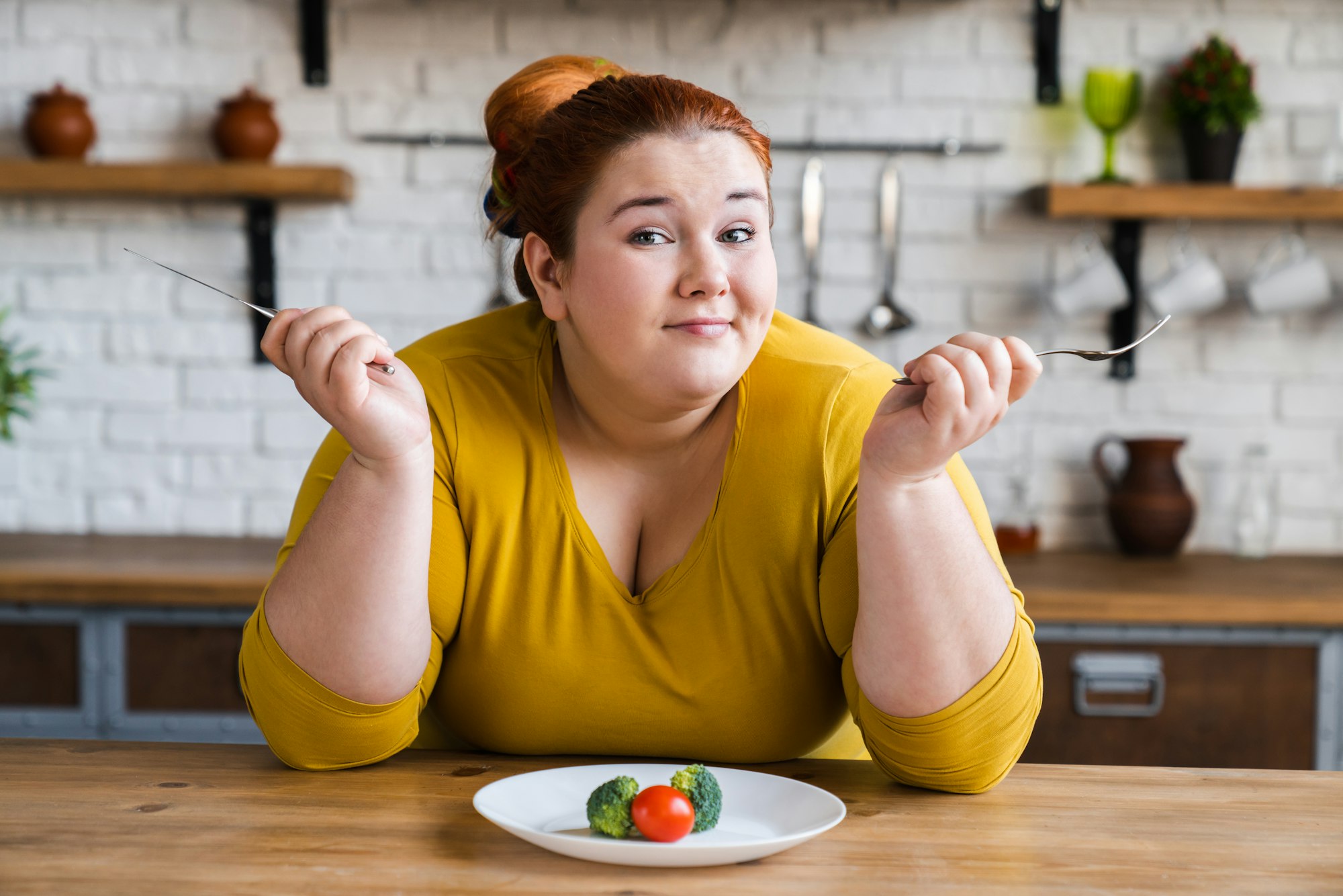 Curieuse grosse femme potelée au régime pour perdre du poids et brûler des calories.