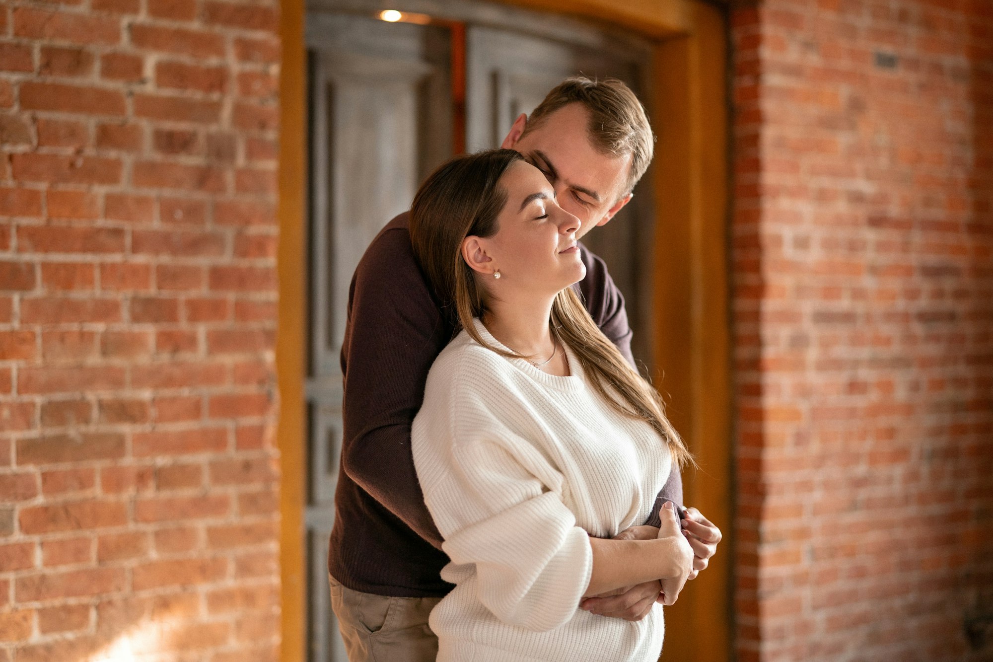 câliner un couple amoureux