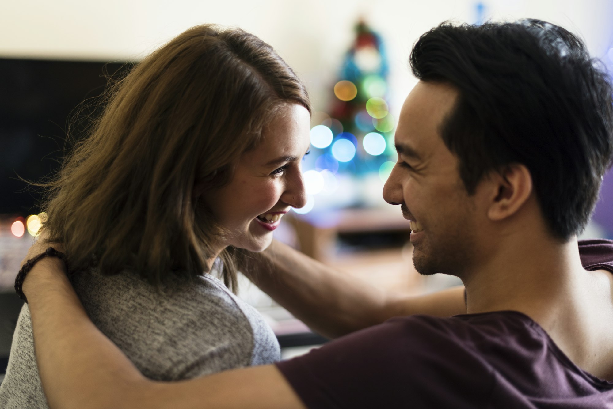 Un joli couple dans le salon