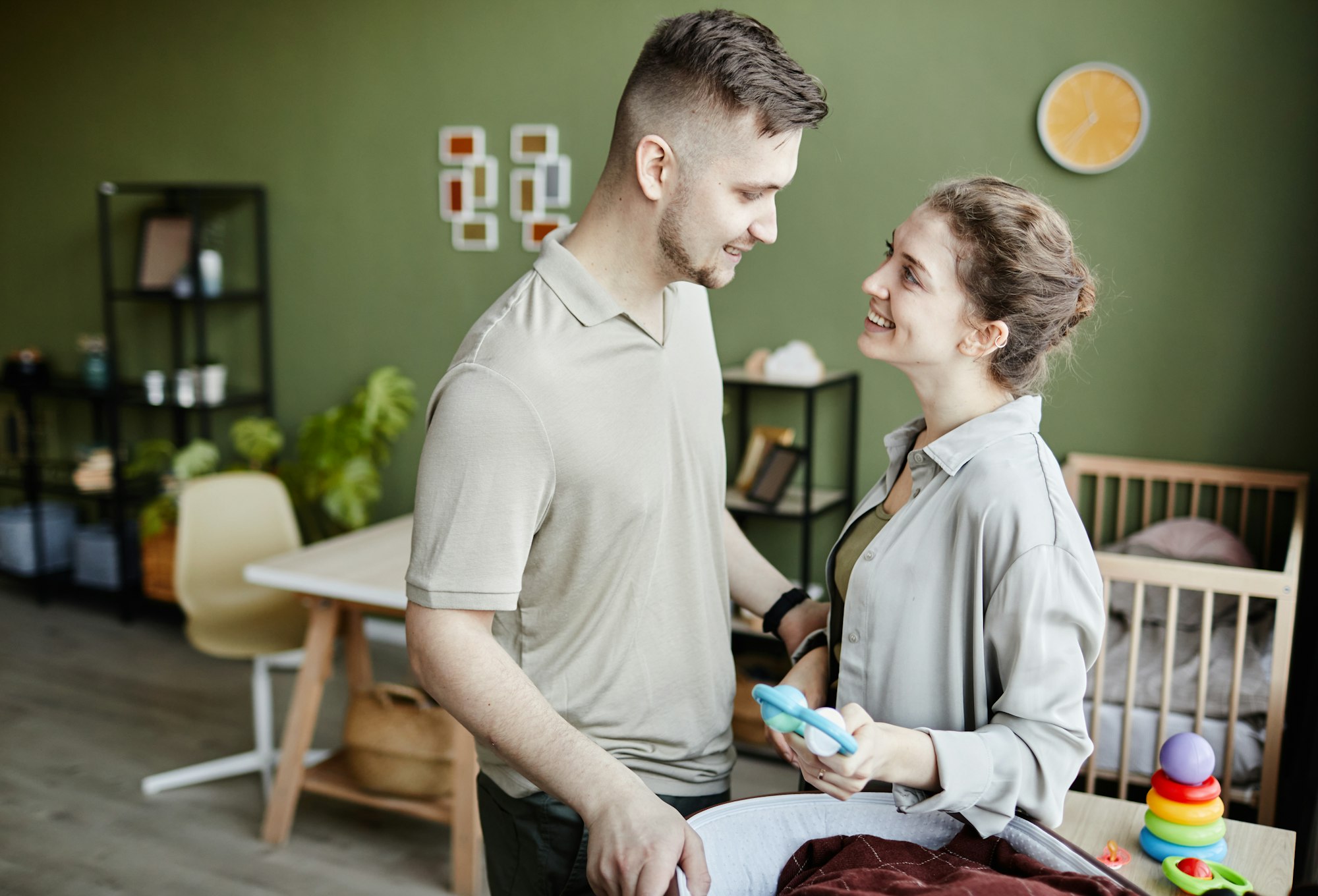 Un jeune couple de parents heureux