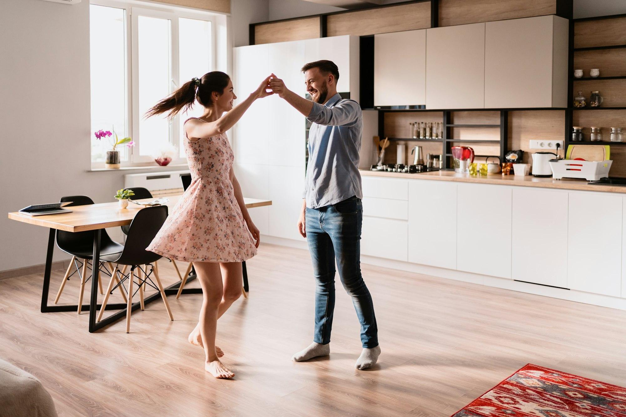 Homme et femme dansant dans une décoration d'intérieur moderne
