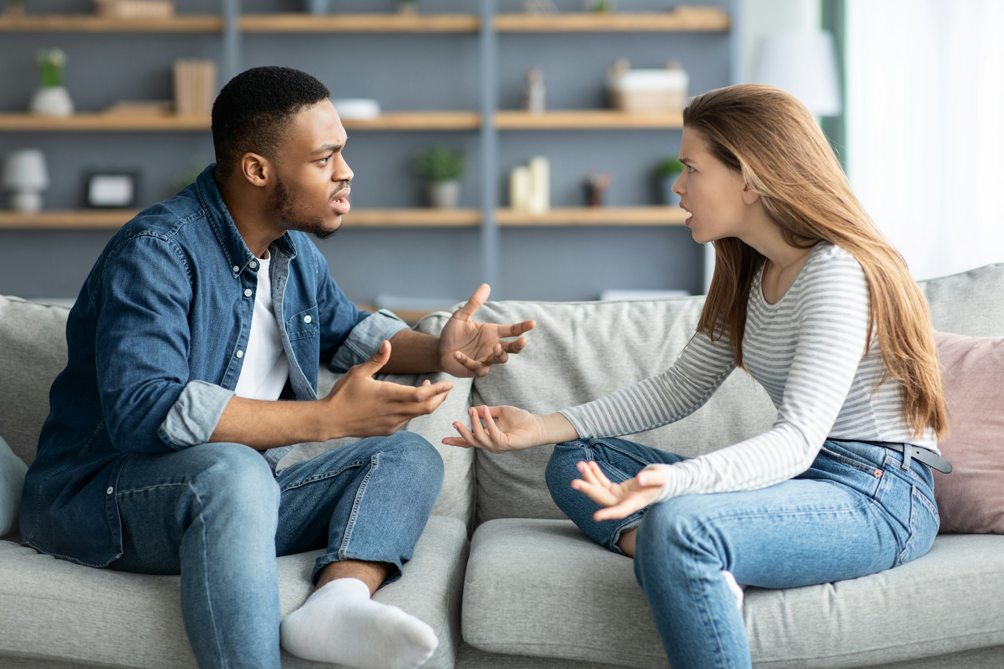 Conflits dans les couples mixtes. Jeunes amoureux interraciaux se disputant à la maison