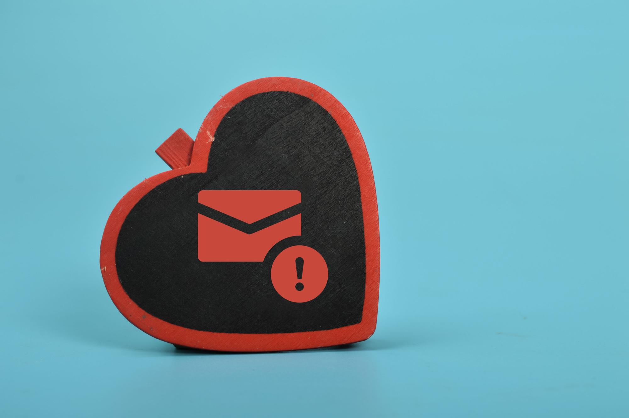 L'icône de l'amour et de l'email. Le concept d'escroquerie à l'amour en ligne est lié à l'utilisation d'escroqueries par hameçonnage de courriels.