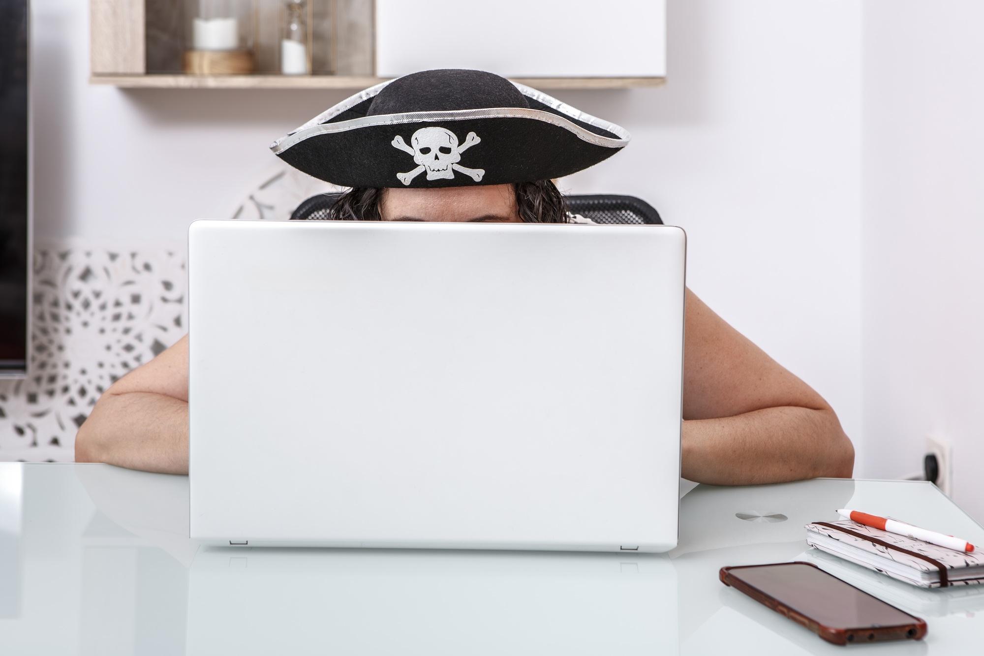 Un pirate organise des escroqueries en ligne depuis son bureau à domicile moderne