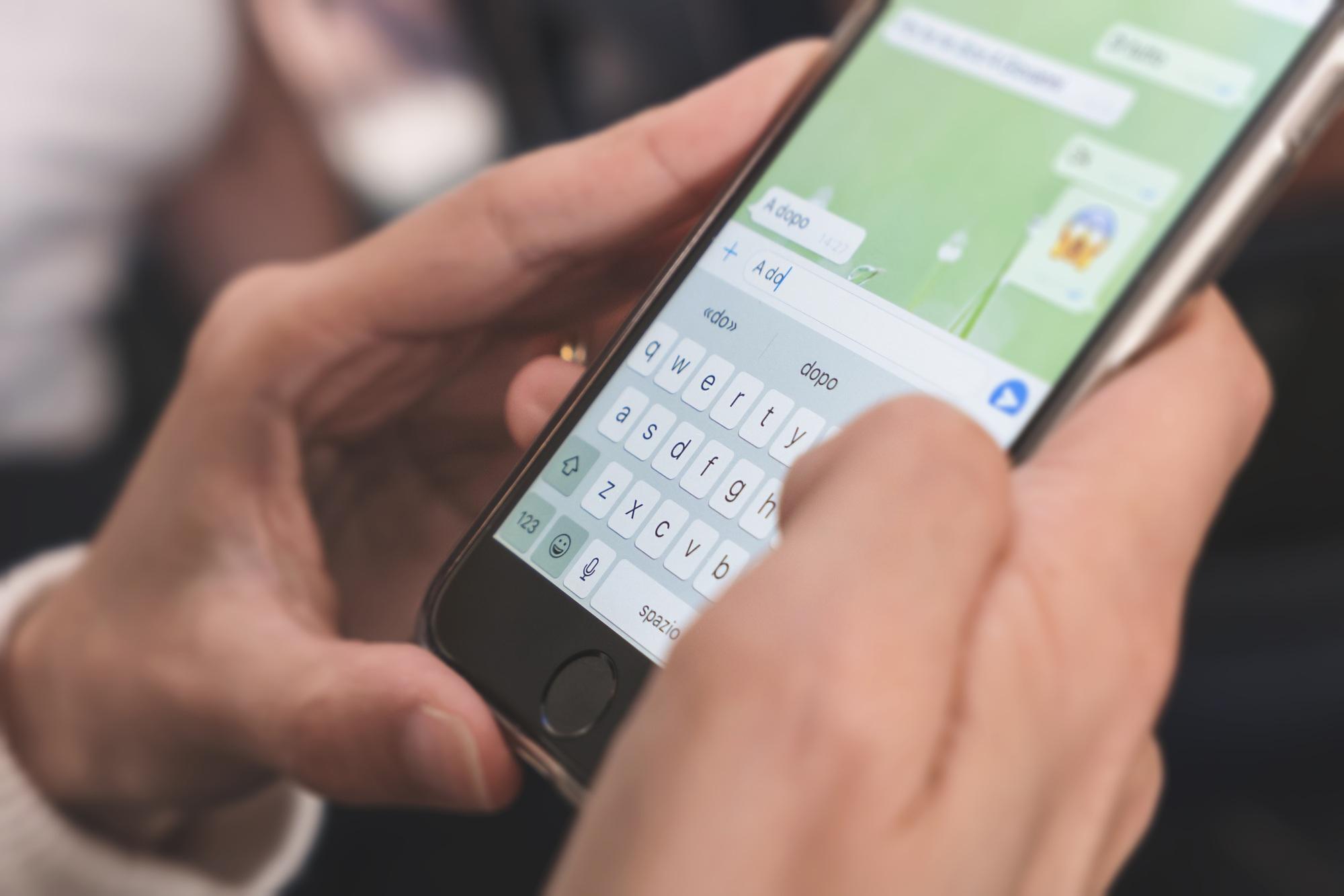 Les mains d'une femme utilisant un smartphone