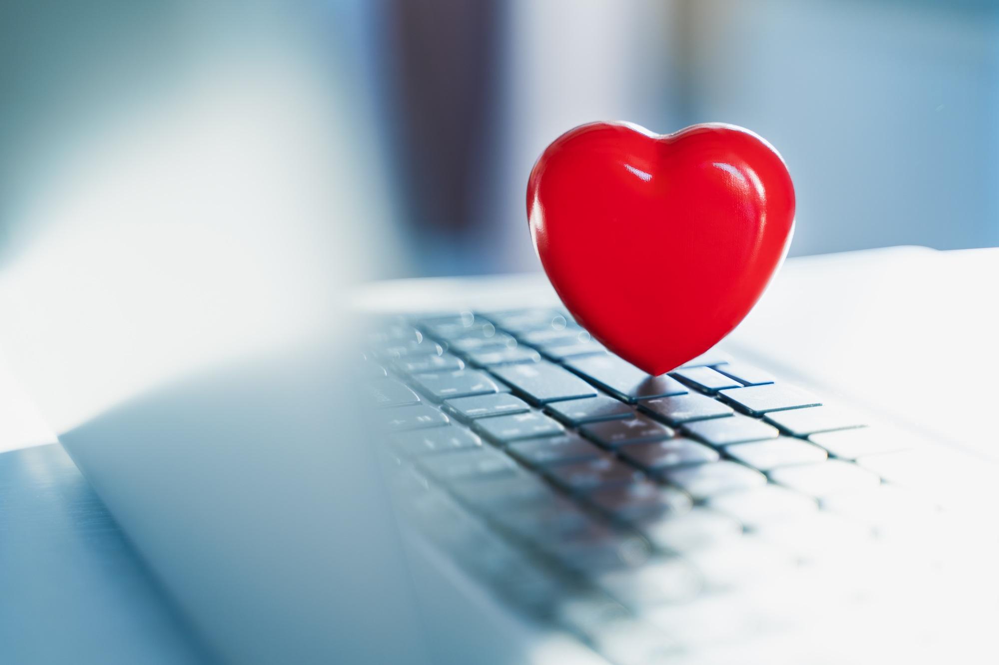 Un grand cœur rouge sur un clavier d'ordinateur portable. Concept de fête de la Saint-Valentin. Amour en ligne, communication à distance
