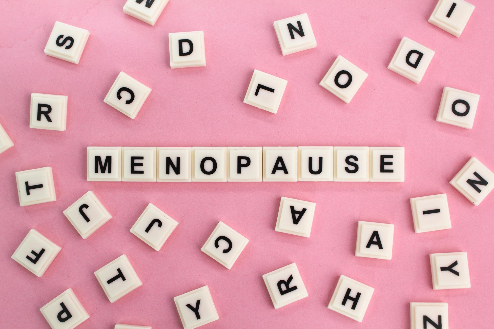 Les lettres de l'alphabet dans le mot Ménopause.
