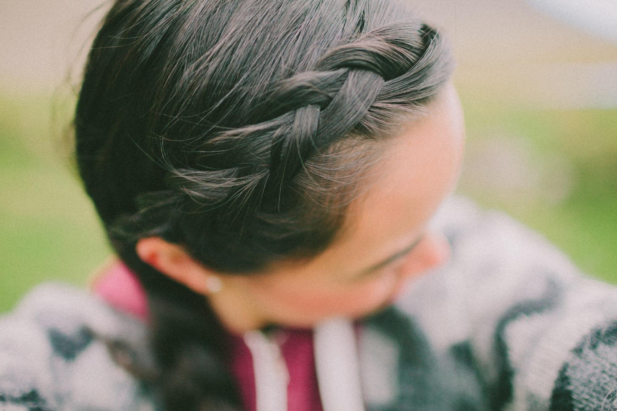 Une femme aux cheveux tressés.