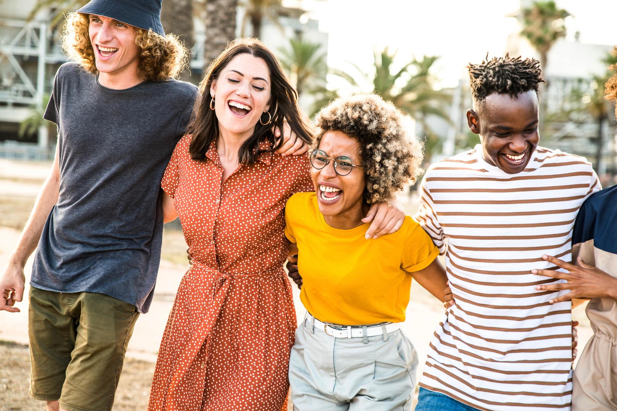 Des jeunes heureux qui rient ensemble