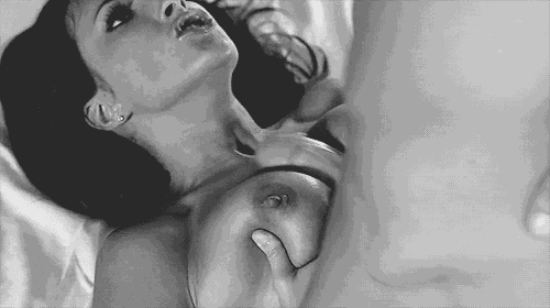 sexe entre seins vue de côté GIF