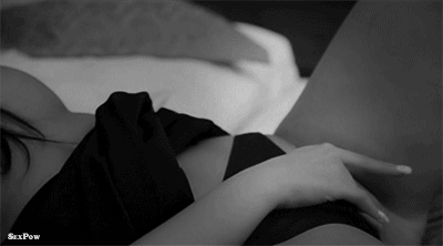 gif érotique femme noir et blanc sensuel