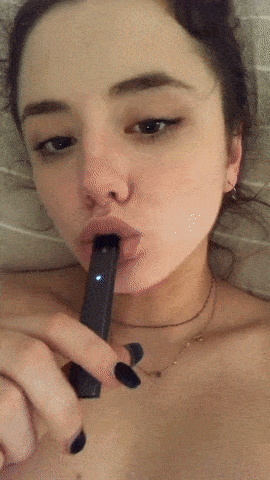 gif nu cigarette coquine