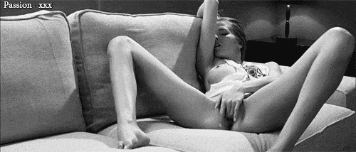 femme qui se masturbe sur le canapé