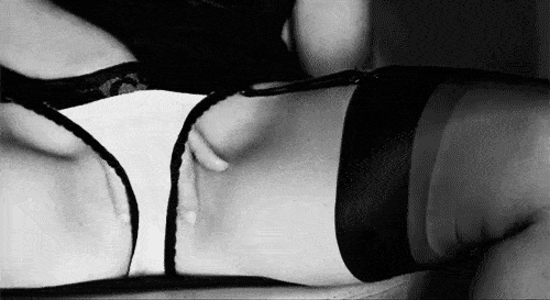 femme seule qui prend du plaisir