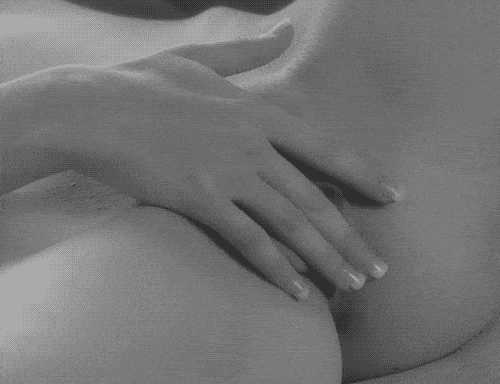 femme qui se touche avec envie