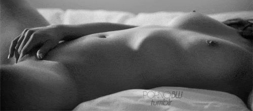 femme qui se touche le sexe