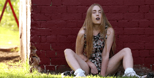gif femme qui se masturbe dehors