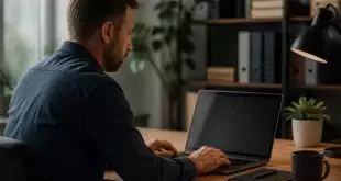 fiabilité plateforme rencontres privées — Une personne examine sur ordinateur les conditions et la confidentialité d’une plateforme de rencontres privées.