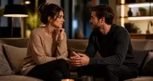 limites rencontre privée — Deux adultes discutent calmement dans un salon moderne avant une rencontre privée