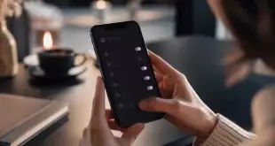 confidentialité site de rencontres privées — Smartphone sur un bureau affichant des réglages de confidentialité d’une application de rencontre