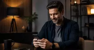 protéger son identité rencontres en ligne — Adulte consultant une messagerie discrète sur smartphone dans un environnement neutre